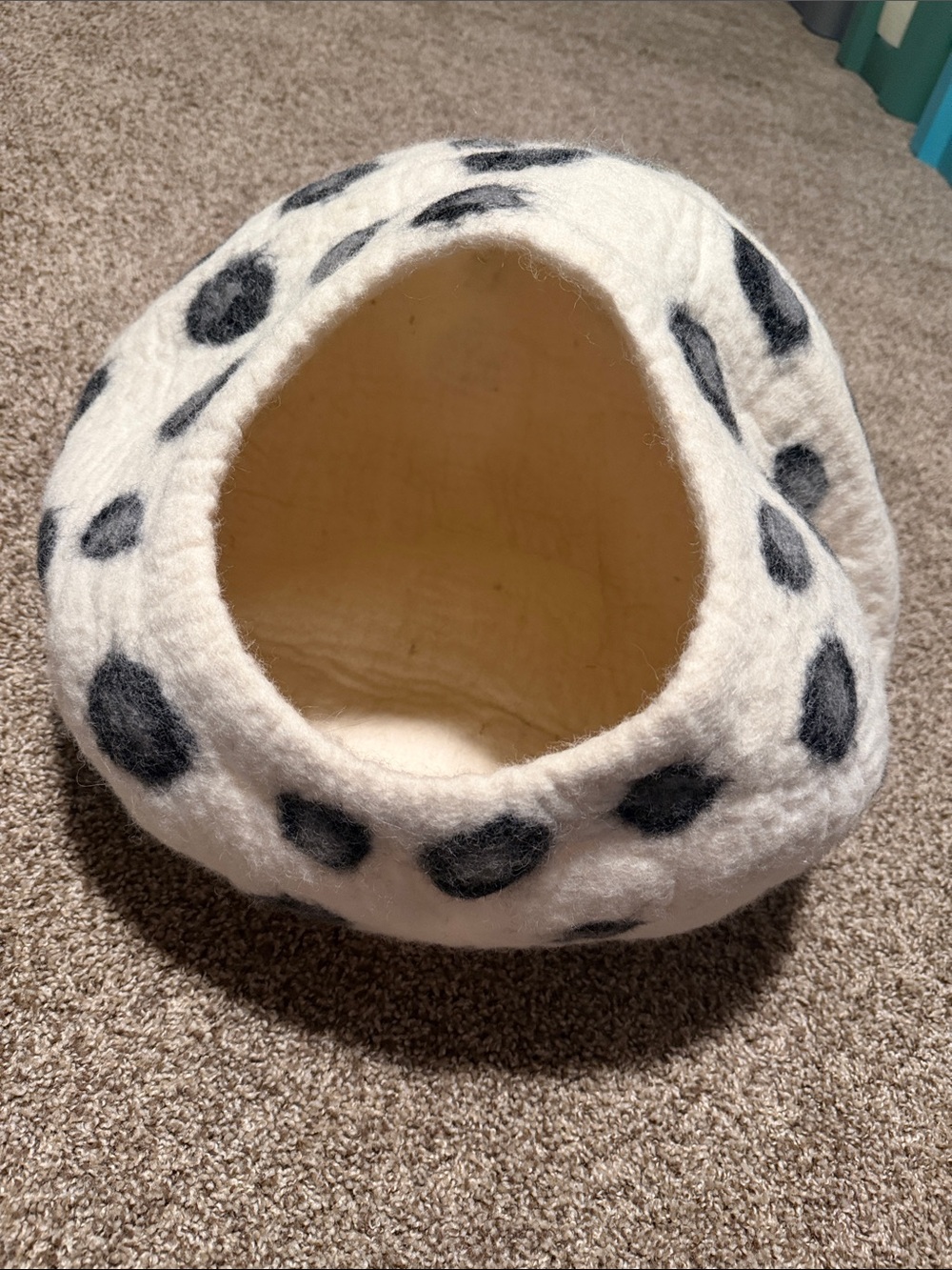 Merino Wool large cat bed enclosure (NWOT)
